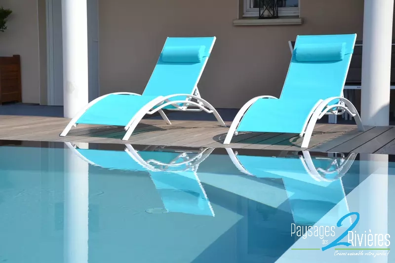Piscine à débordement avec transats - Paysagiste Nantes des Deux Rivières