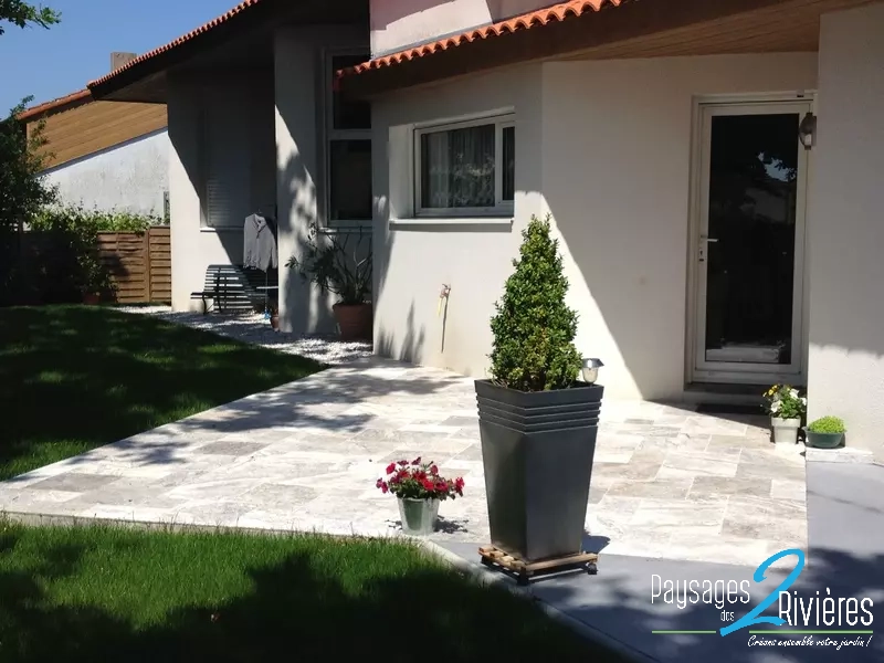 Terrasse avec dallage devant entrée - Paysagiste Nantes des Deux Rivières