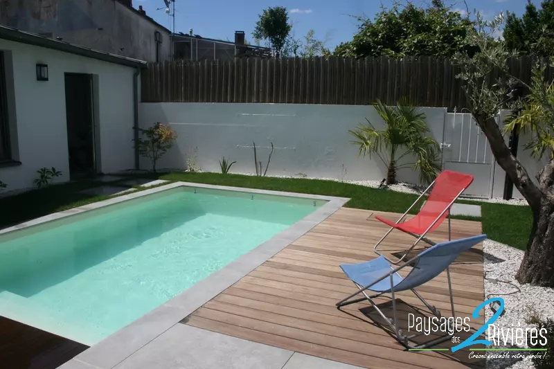 Plages de piscine avec transat - Paysagiste Nantes des Deux Rivières
