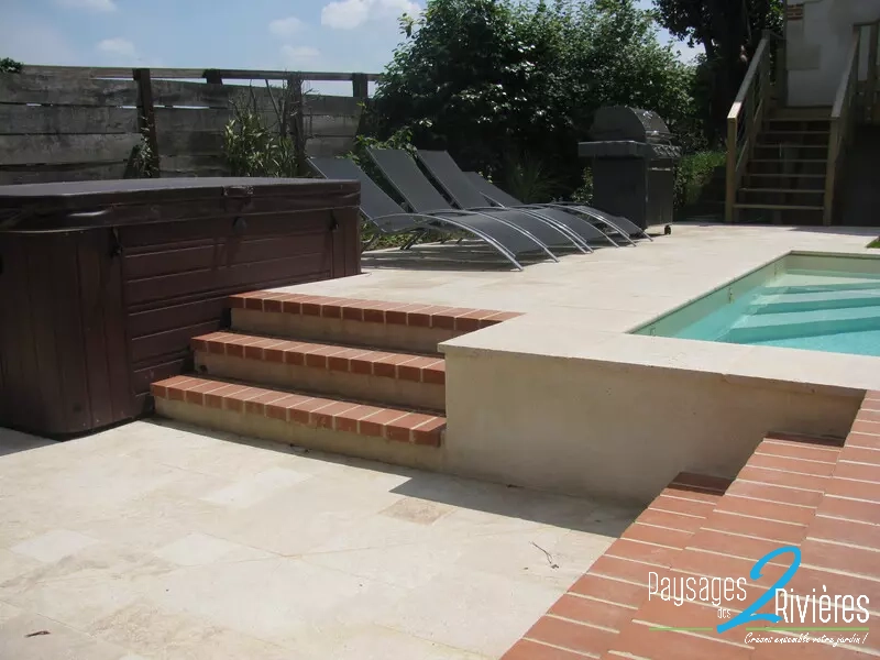 Terrasse béton avec escalier en pavé - Paysagiste Nantes des Deux Rivières