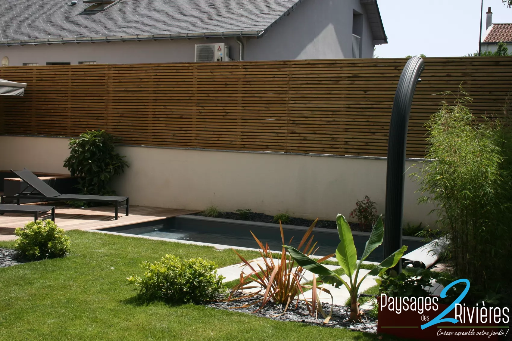Piscine avec terrasse, clôture et douche - Paysagiste Nantes - Paysages des 2 Rivières