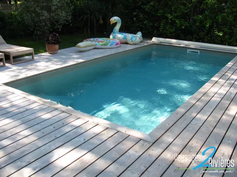 Piscine et terrasse en bois avec bouées - Paysagiste Nantes des Deux Rivières