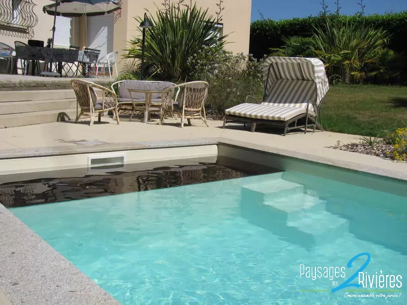 Plage de piscine avec salon de jardin - Paysagiste Nantes des Deux Rivières