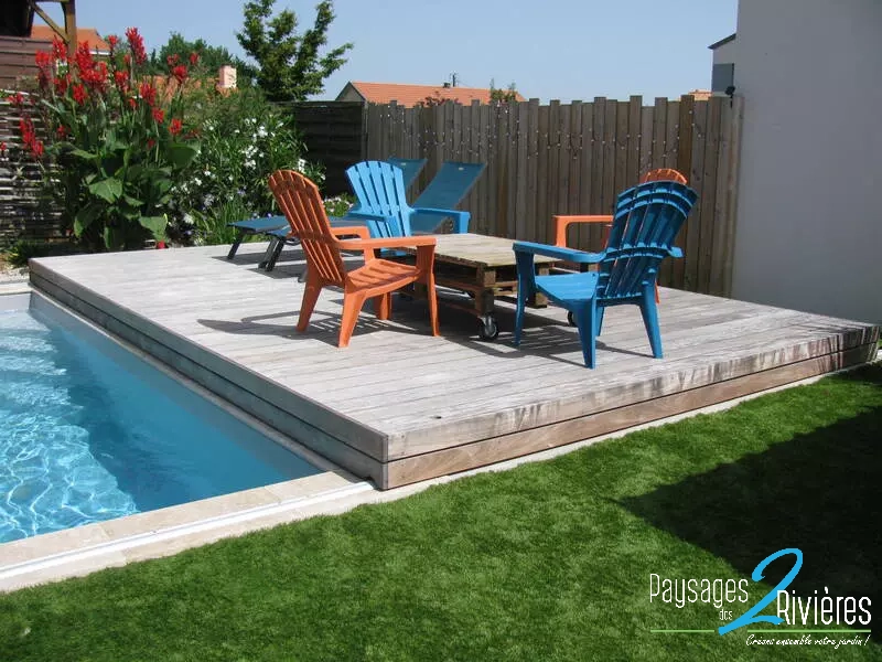 Plage de piscine en bois avec mobilier coloré - Paysagiste Nantes des Deux Rivières