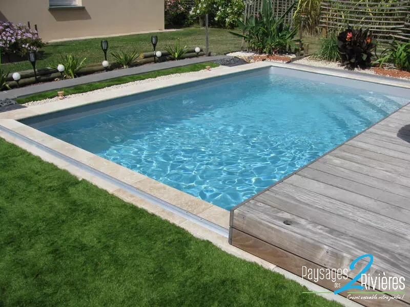 Piscine de ville avec plantation et luminaire - Paysagiste Nantes des Deux Rivières