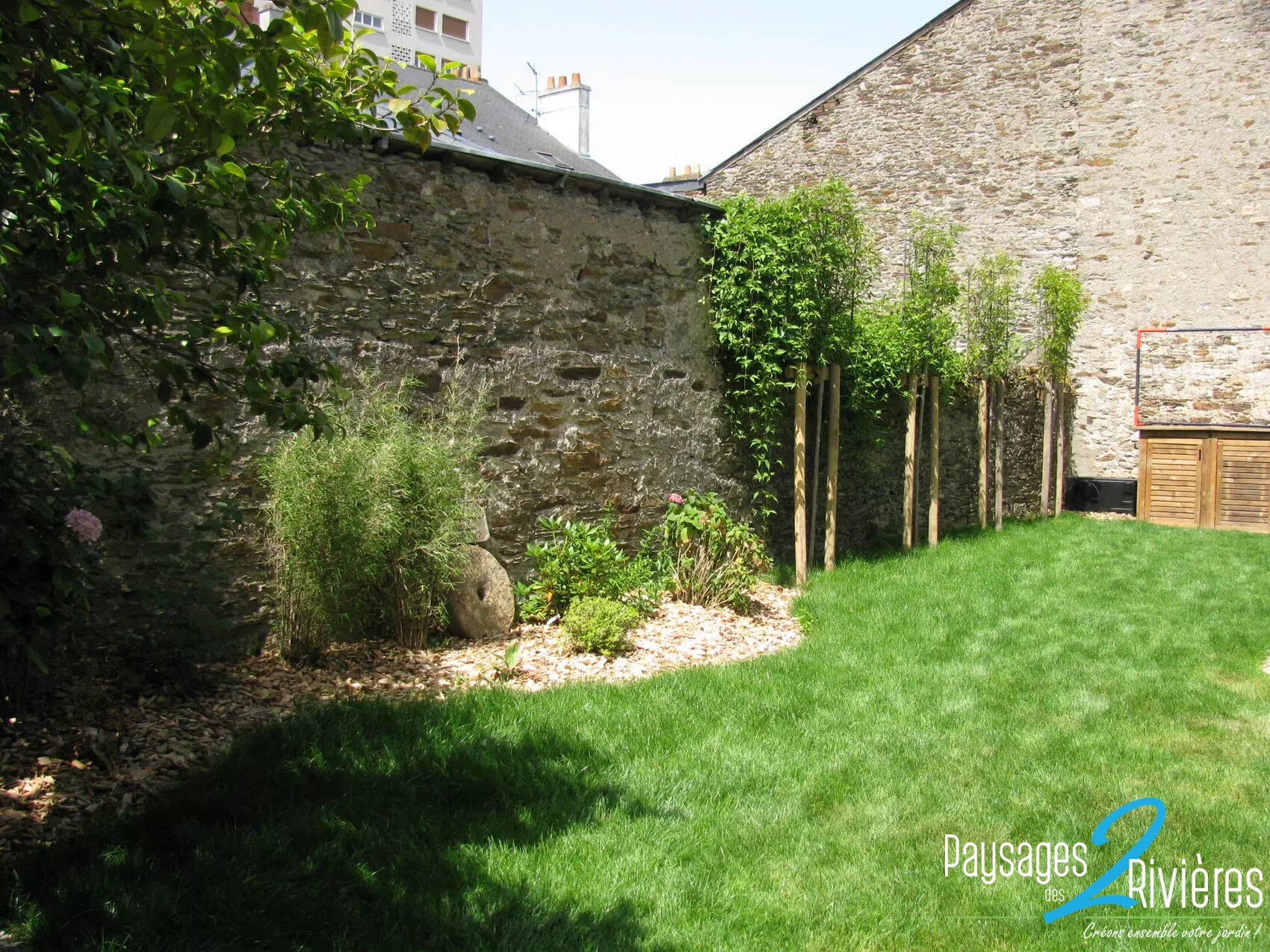 Massifs de jardin avec pelouse et mur en pierre - Paysagiste Nantes des Deux Rivières