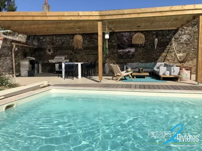 Piscine entouré d'une terrasse et d'une pergolas en bois - Paysagiste Nantes des Deux Rivières