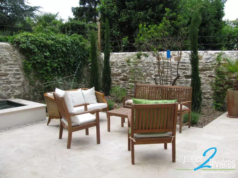 Salon de jardin sur terrasse en béton - Paysagiste Nantes des Deux Rivières