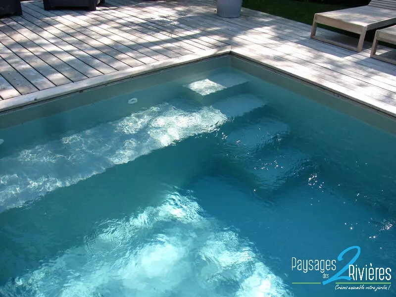 Escalier dans une piscine - Paysagiste Nantes des Deux Rivières