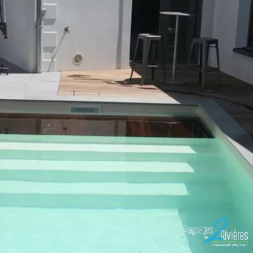 Escalier dans une piscine avec terrasse - Paysagiste Nantes des Deux Rivières