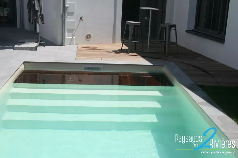 Escalier dans une piscine avec terrasse - Paysagiste Nantes des Deux Rivières