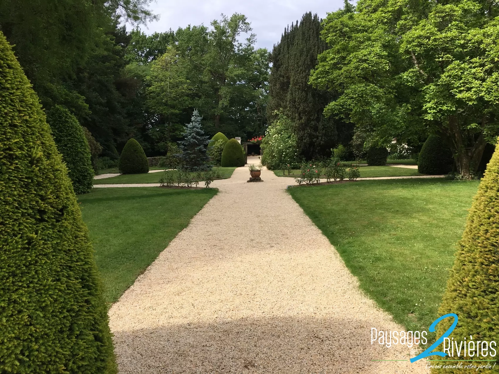 Jardin avec pelouse, buisson et allée centrale - Paysagiste Nantes - Paysages des 2 Rivières