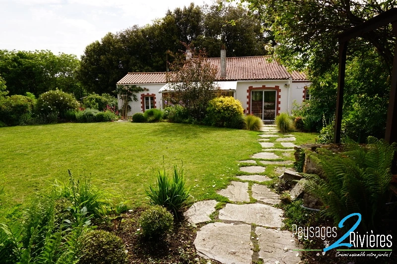 Allée en pierre avec pelouse et parterre - Paysagiste Nantes des Deux Rivières
