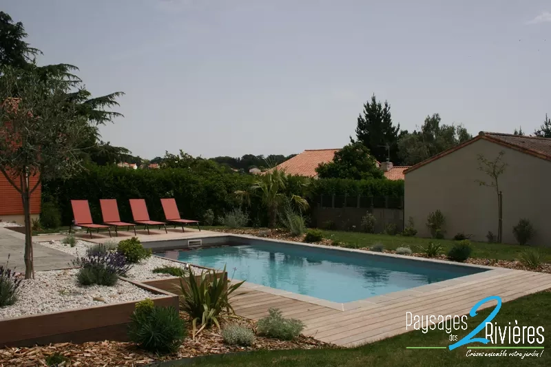 Jardin avec piscine et terrasse en bois surélever - Paysagiste Nantes des Deux Rivières