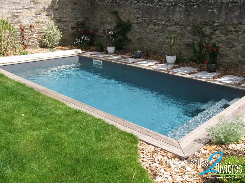 Piscine avec recouvrement en bois et béton- Paysagiste Nantes des Deux Rivières
