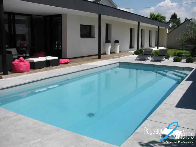 Maison moderne avec une grande piscine - Paysagiste Nantes des Deux Rivières