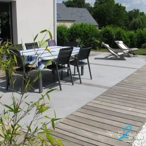 Terrasse en bois et béton avec mobilier de jardin - Paysagiste Nantes des Deux Rivières