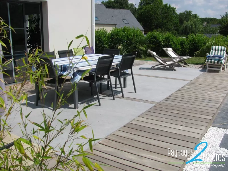 Terrasse en bois et béton avec mobilier de jardin - Paysagiste Nantes des Deux Rivières