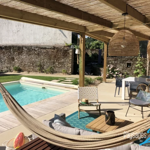 Terrasse avec pergolas en bois et piscine style boheme - Paysagiste Nantes des Deux Rivières