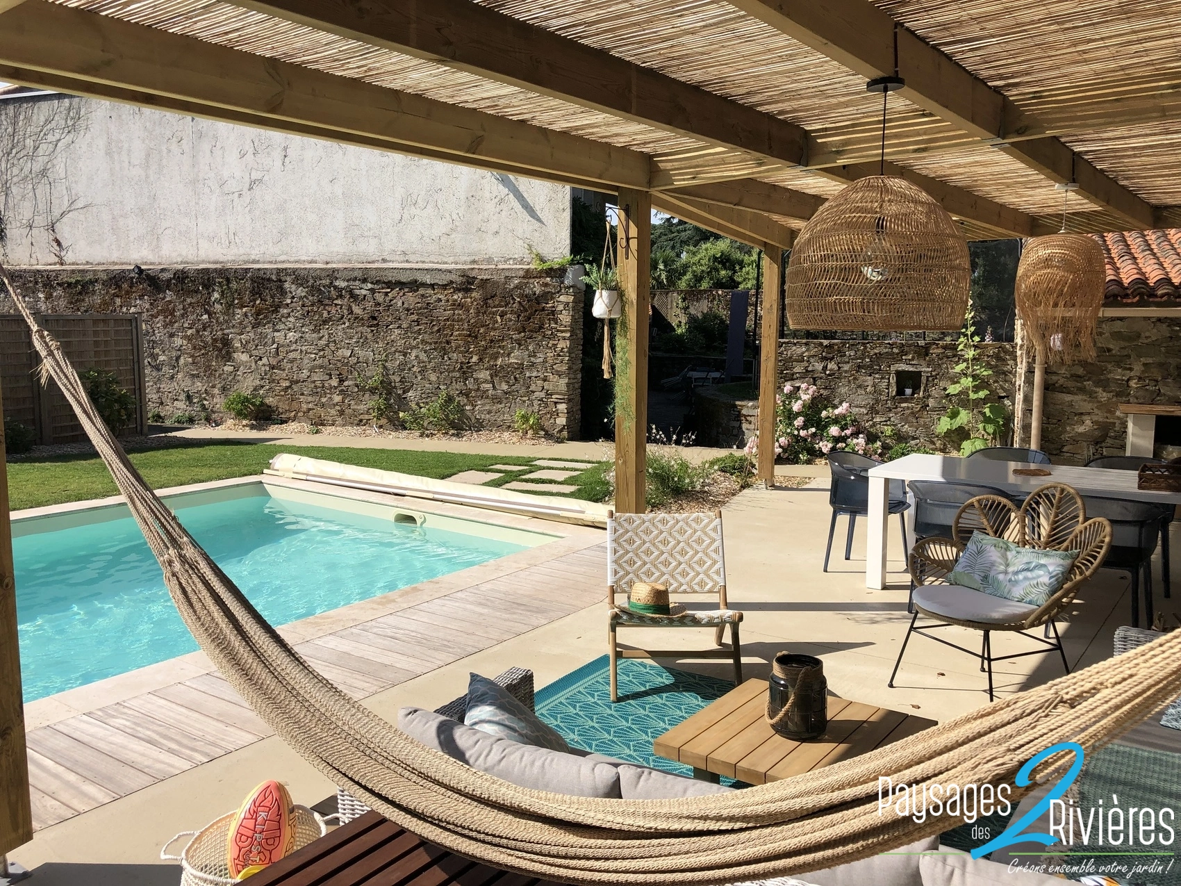 Terrasse avec pergolas en bois et piscine style boheme - Paysagiste Nantes des Deux Rivières