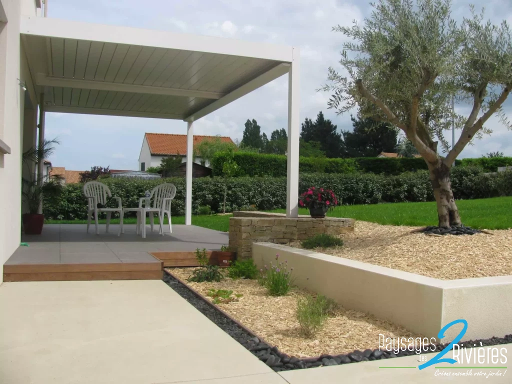 Pergolas avec terrasse en dalle de béton et parterre - Paysagiste Nantes - Paysage des Deux Rivières