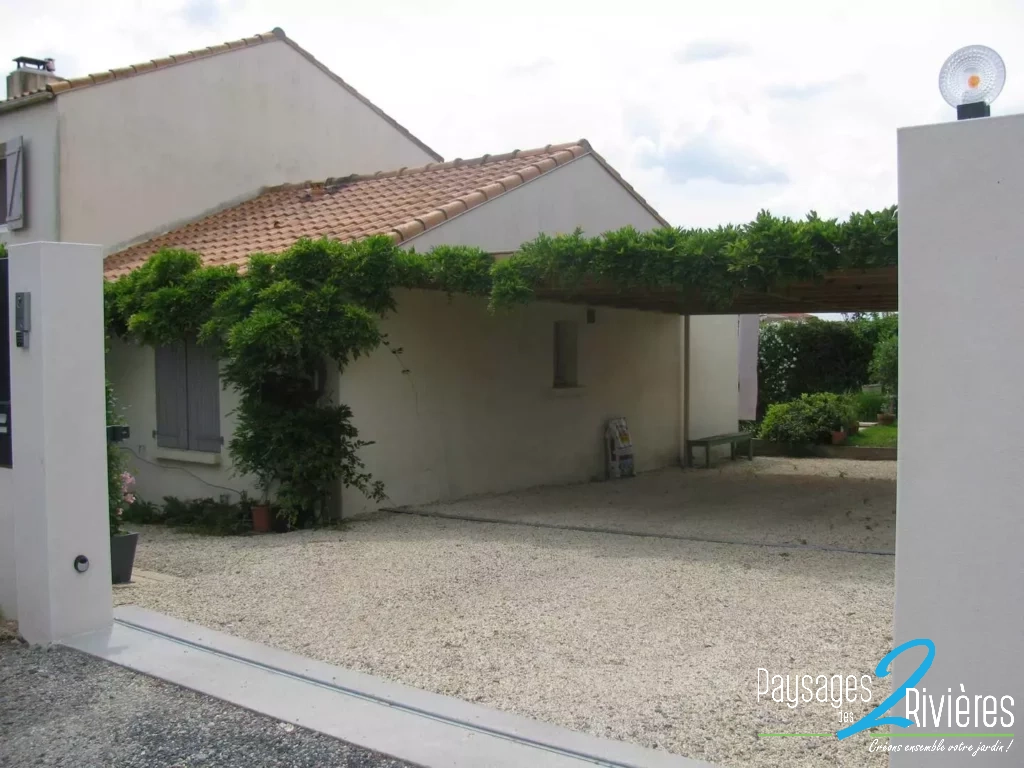 Entrée de maison en gravier avec carport végétal - Paysagiste Nantes - Paysage des Deux Rivières