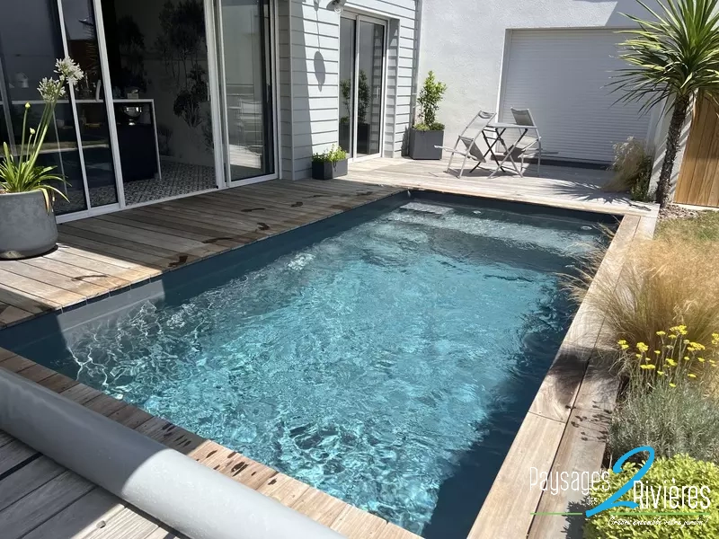 Piscine de ville avec plantation et terrasse en bois - Paysagiste Nantes des Deux Rivières