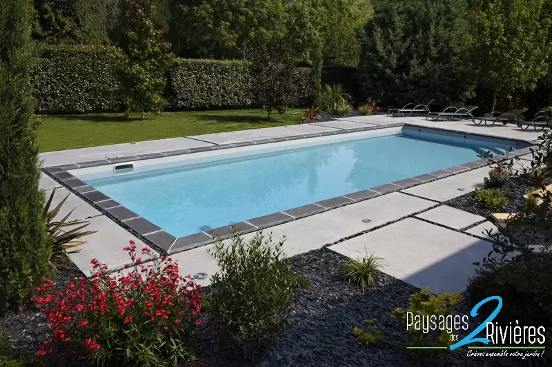 Piscine avec terasse en béton et ardoise - Paysagiste Nantes des Deux Rivières