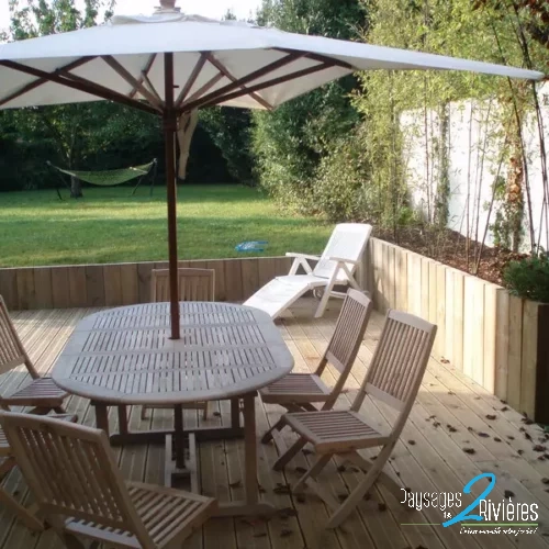 Extérieur avec terrasse en bois et mobilier de jardin - Paysagiste Nantes des Deux Rivières