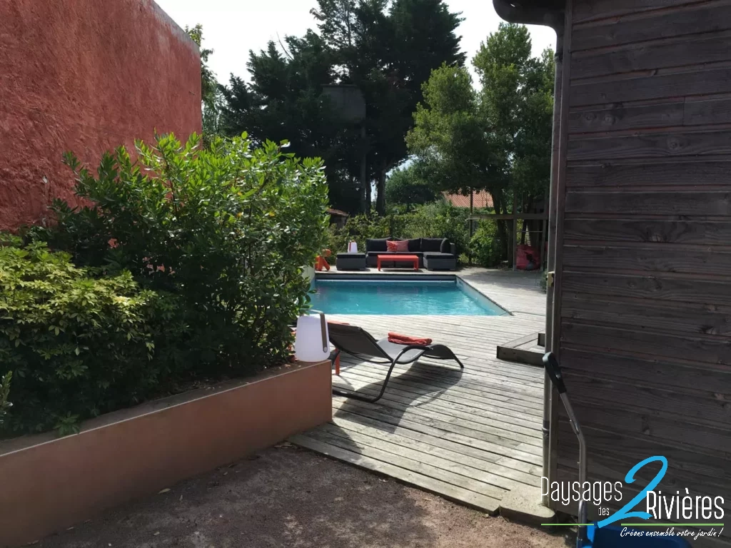 Piscine de ville avec terrasse en bois- Paysagiste Nantes des Deux Rivières
