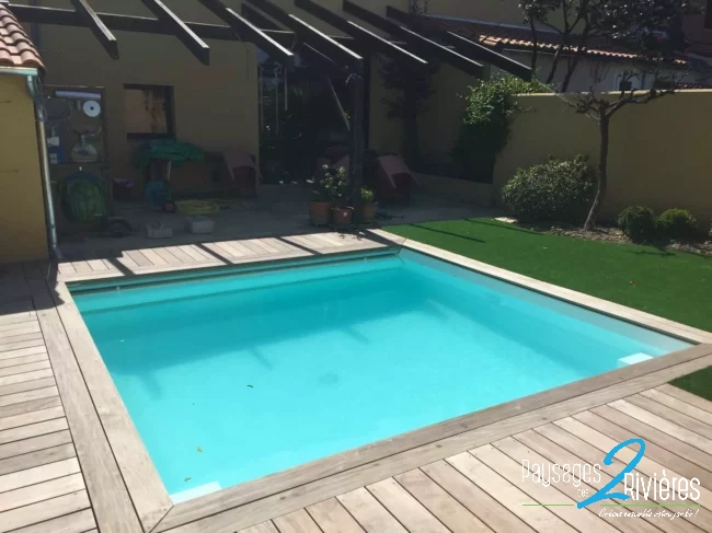 Piscine avec lame de terrasse en bois - Paysagiste Nantes - Paysage des Deux Rivières