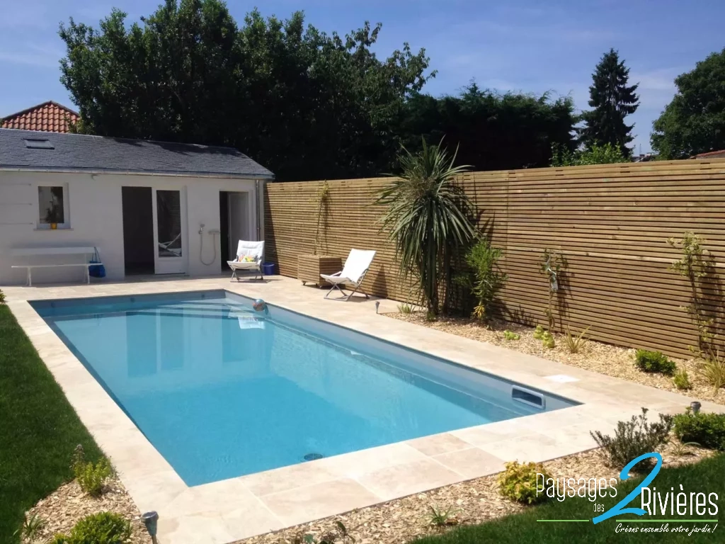 Piscine de ville en dalle entourée de parterre - Paysagiste Nantes - Paysage des Deux Rivières