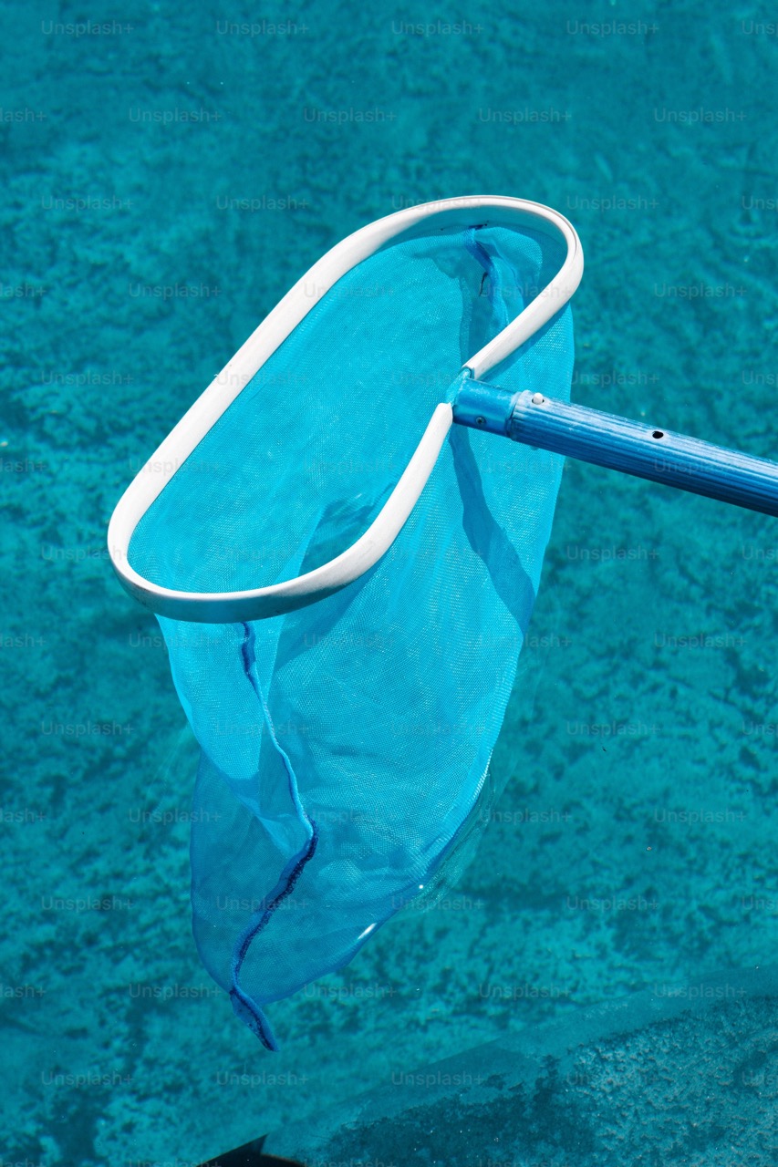Comment nettoyer une piscine avec une épuisette manuelle – Paysage des Deux Rivières