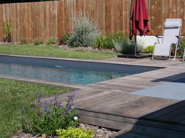 Petit jardin avec piscine béton et terrasse bois – paysages des 2 rivières