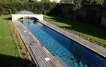 Intégration paysagère d’une piscine couloir de nage dans un jardin contemporain – Paysage des Deux Rivières - Piscine couloir de nage