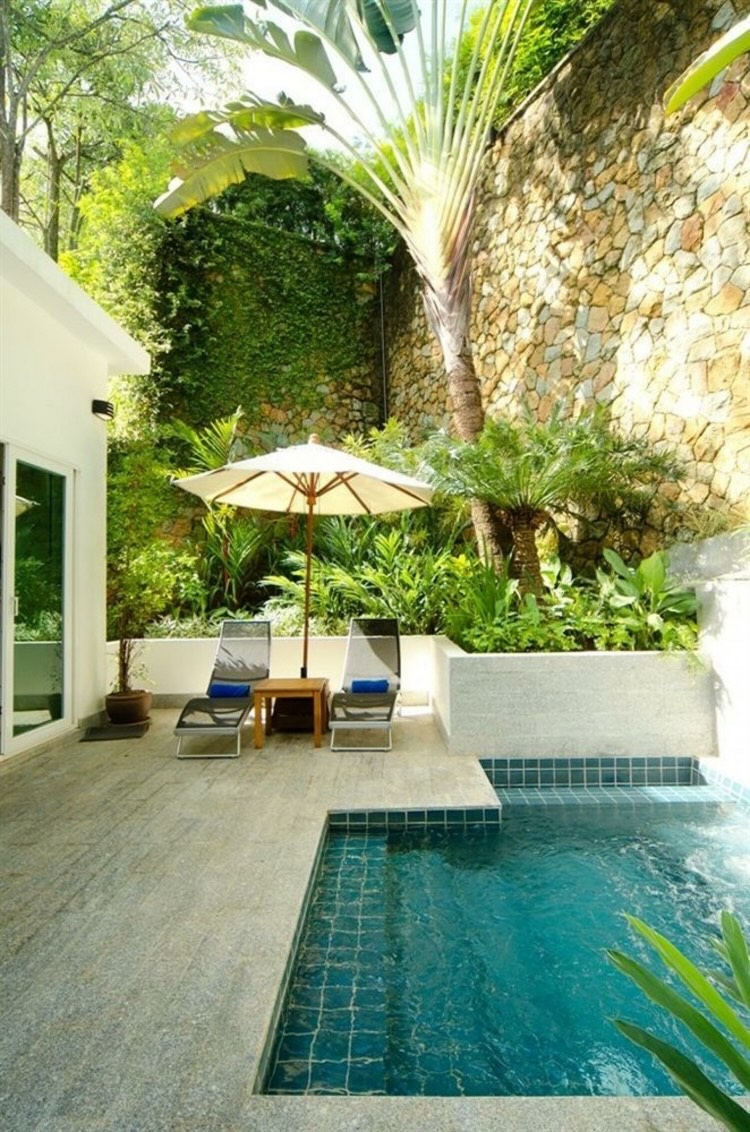 Petit jardin avec piscine et végétation dense – intégration paysagère par Paysage des Deux Rivières | Eaux pluviales piscine