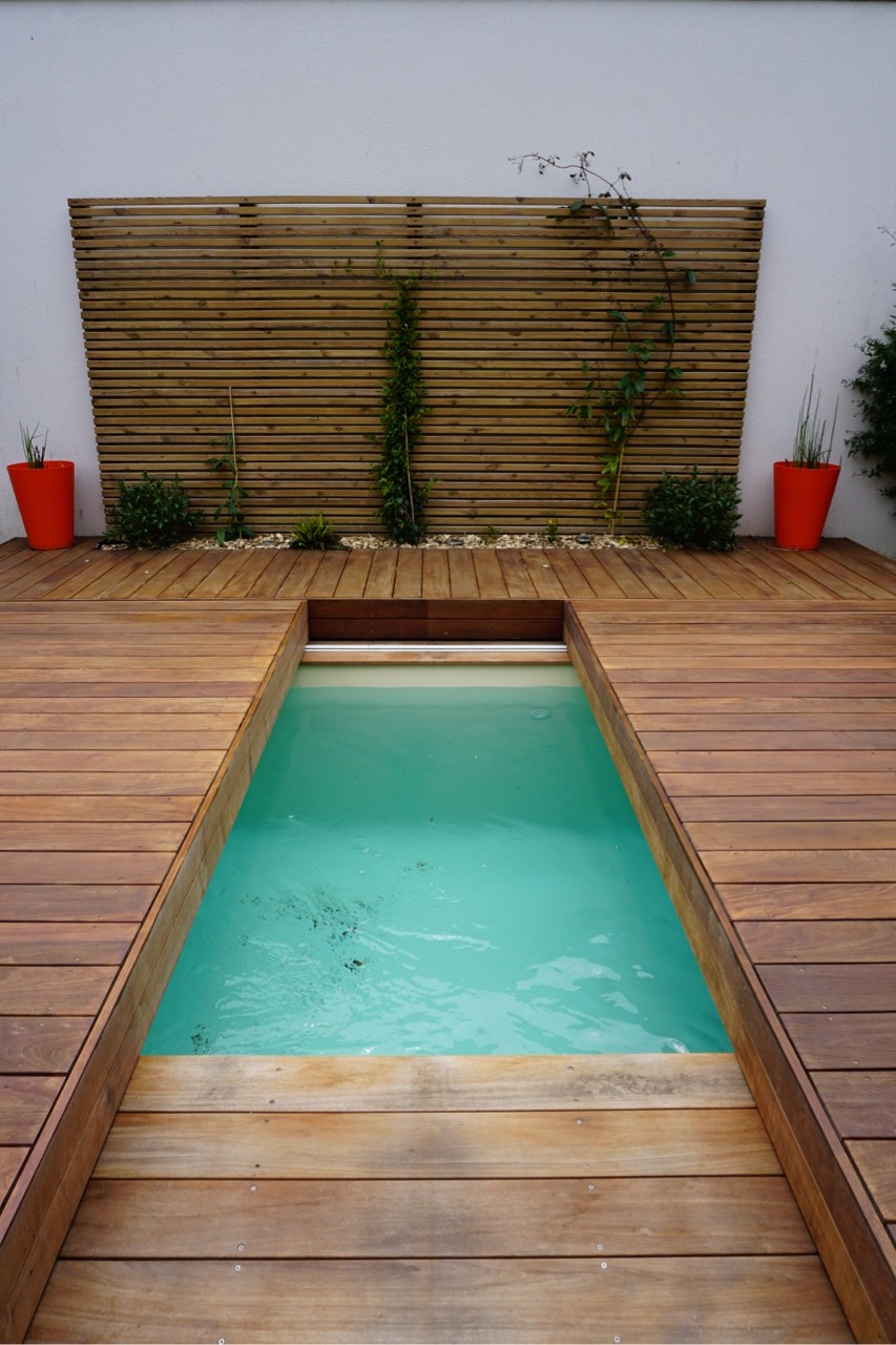 Piscine compacte en terrasse bois dans un petit jardin – optimisation des abords et drainage discret | Paysage des Deux Rivières