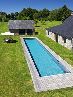 Piscine couloir de nage moderne avec terrasse bois – réalisation Paysage des Deux Rivières - Piscine couloir de nage