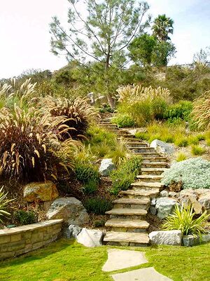 amenagement-jardin-en-pente-escalier-bois-paysagiste-nantes