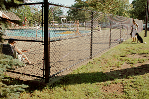 barriere-chain-link-piscine-publique-securite-paysages-des-2-rivieres