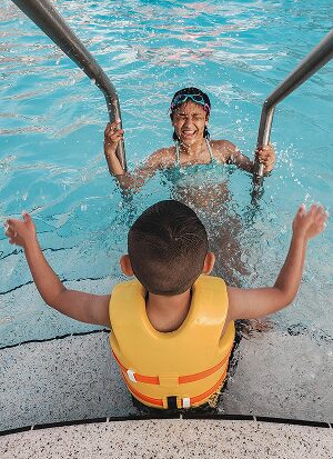 enfants-piscine-gilet-flotteur-securite-paysages-des-2-rivieres