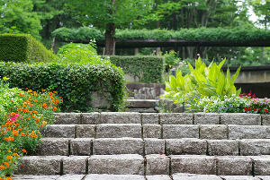escalier-fleurs-pierre-jardin-en-pente-nantes