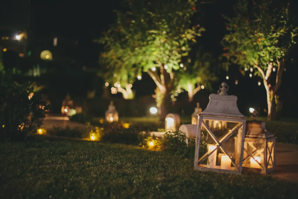 éclairage extérieur jardin allée lanternes arbres nuit