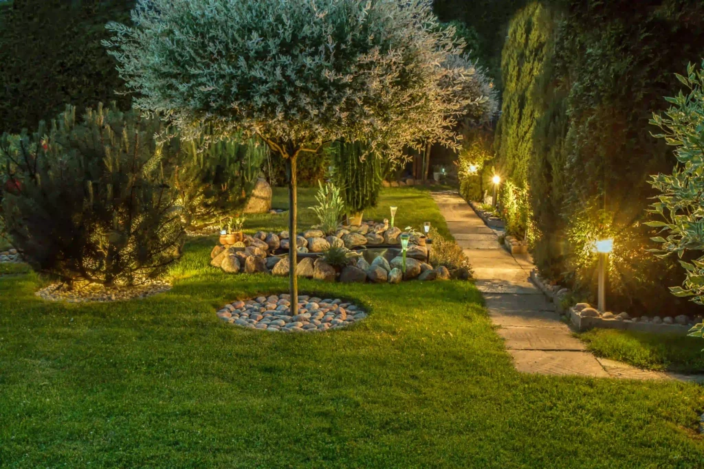 spots éclairage extérieur jardin cheminement végétaux nuit
