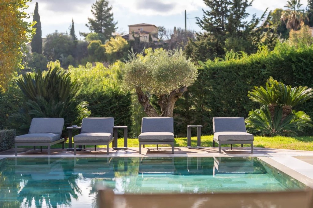 Jardin méditerranéen autour piscine - paysagiste nantes