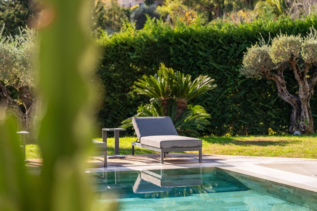 Jardin méditerranéen autour piscine olivier